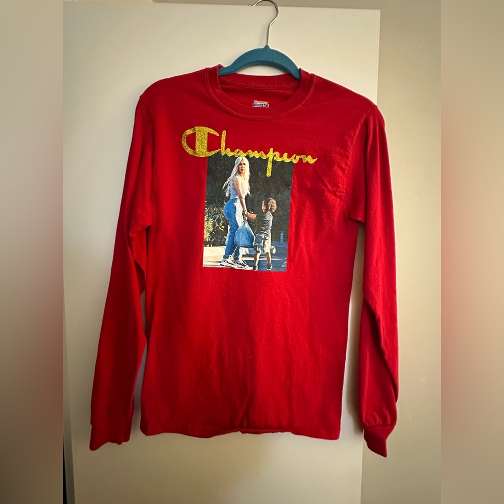 Kim Kardashian photographed long sleeve red shirt!